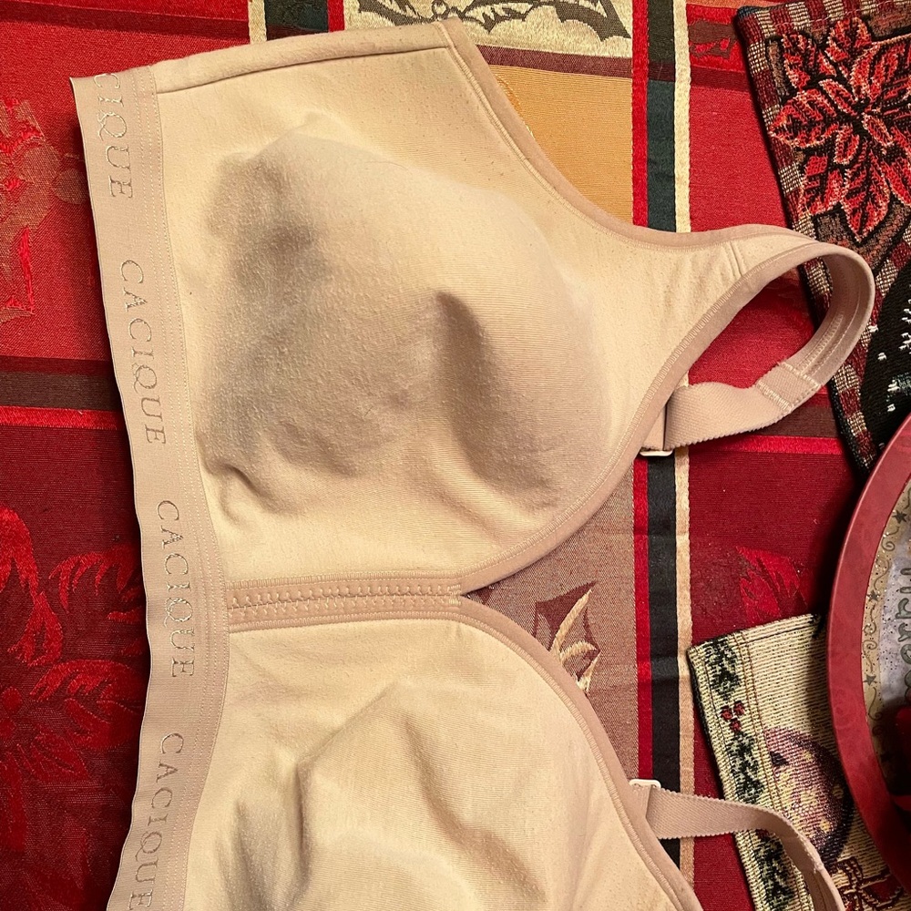 Lane Bryant cacique no wire, lightly padded bra . Size 40 DDD